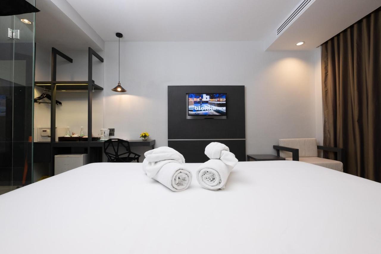 The Royal Palm Beach Front Patong Exterior photo