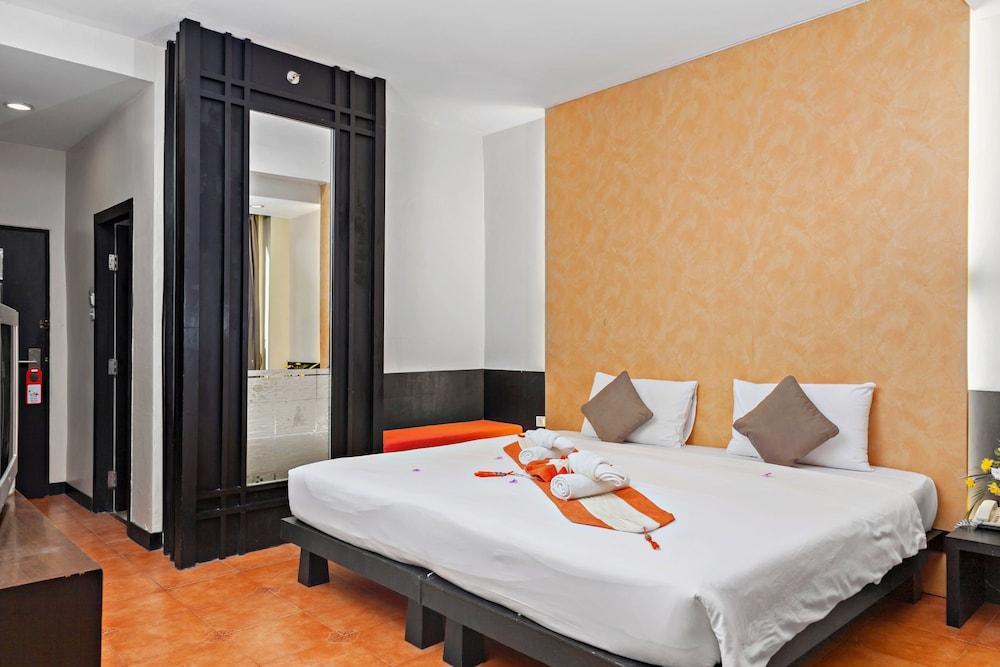 The Royal Palm Beach Front Patong Exterior photo