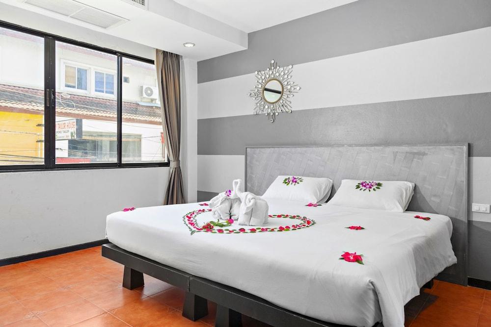 The Royal Palm Beach Front Patong Exterior photo