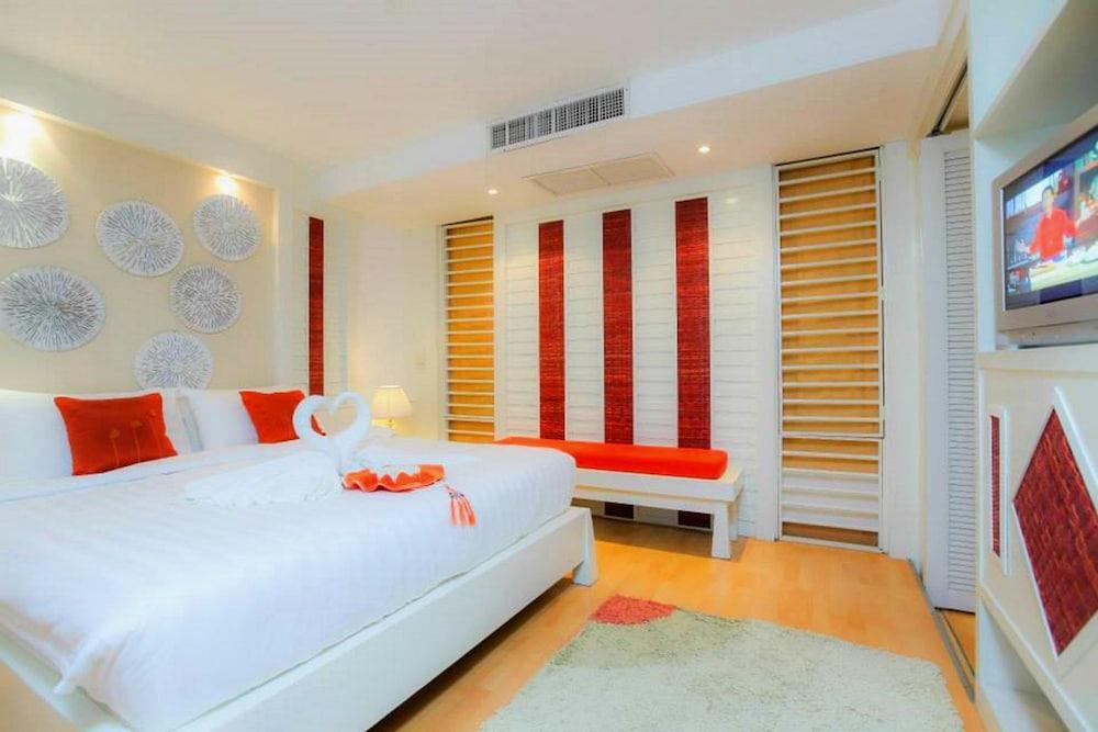 The Royal Palm Beach Front Patong Exterior photo